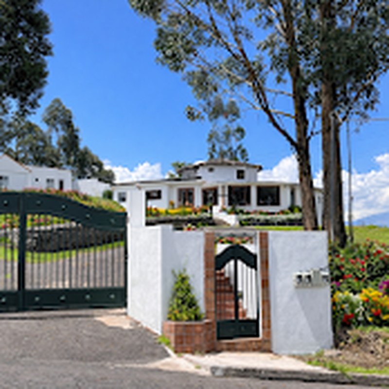 Jardín y fachada de la quinta